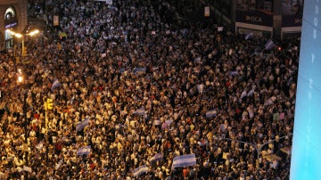 Manifestantes se congregan en el Obelisco de Buenos Aires en la protesta del "8N" contra el Gobierno.