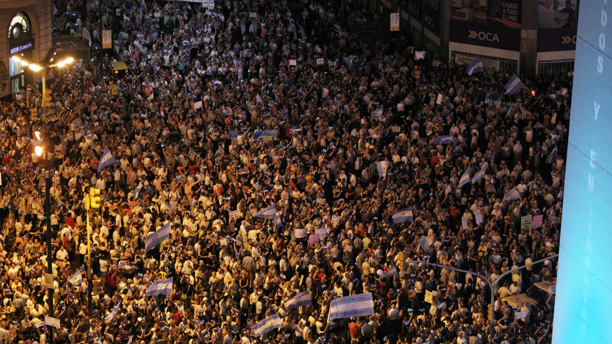 Manifestantes se congregan en el Obelisco de Buenos Aires en la protesta del "8N" contra el Gobierno.