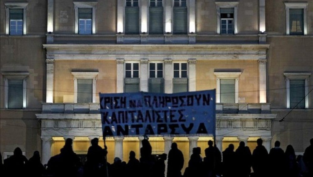 Grecia aprueba los Presupuestos de 2013