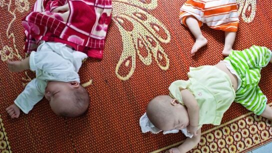 Tres beb&eacute;s duermen en un orfanato de Vietnam