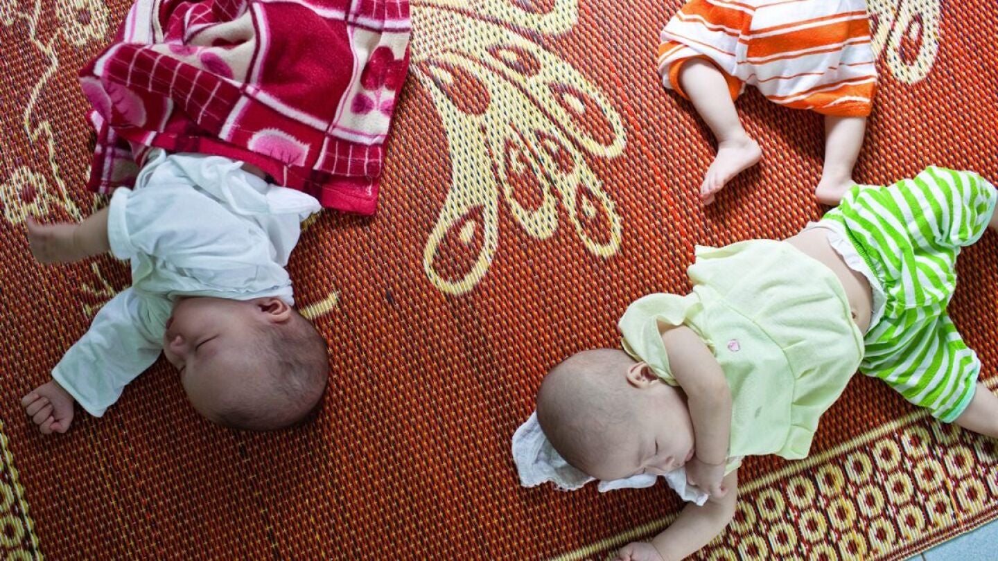 Tres beb&eacute;s duermen en un orfanato de Vietnam