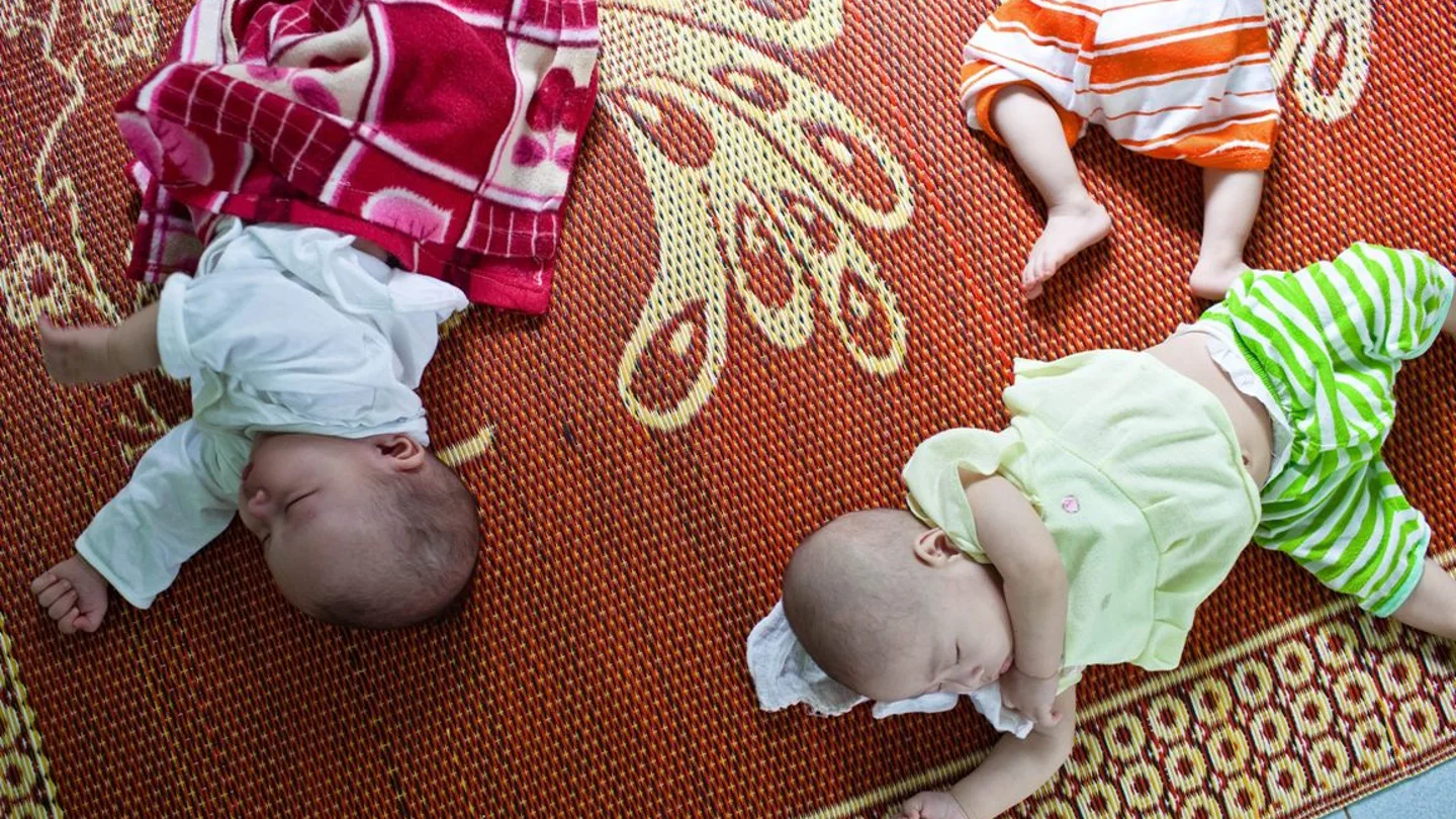 Tres bebés duermen en un orfanato de Vietnam Tres bebés duermen en un orfanato de Vietnam