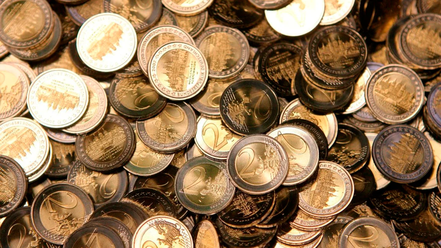 Monedas de dos euros en una imagen de archivo Monedas de dos euros en una imagen de archivo
