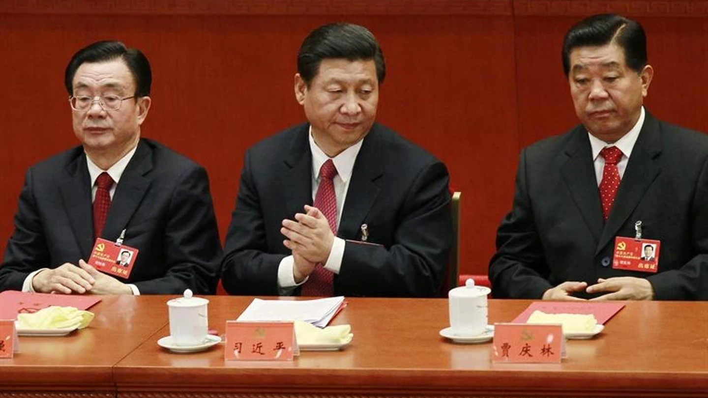 Xi Jinping, en el centro de la imagen, con dos compañeros del Partido Comunista de China. Xi Jinping, en el centro de la imagen, con dos compañeros del Partido Comunista de China.