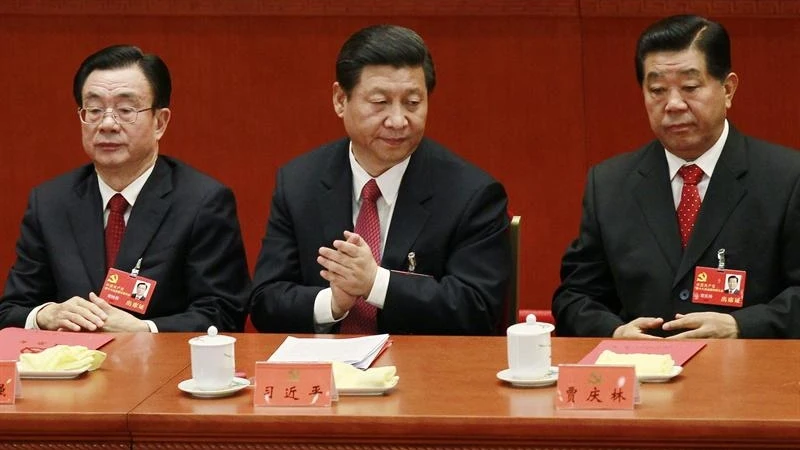 Xi Jinping, en el centro de la imagen, con dos compañeros del Partido Comunista de China. Xi Jinping, en el centro de la imagen, con dos compañeros del Partido Comunista de China.