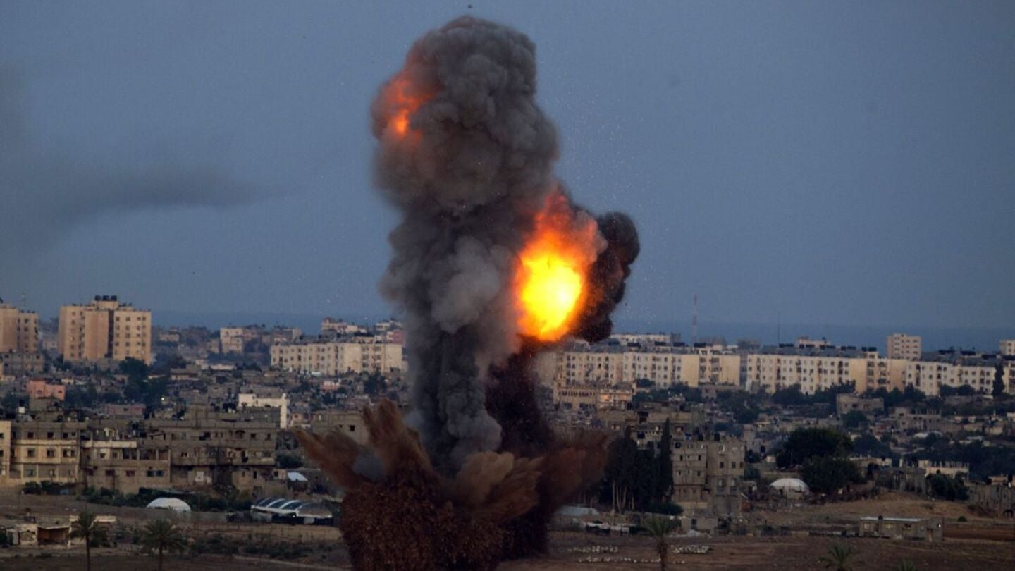 Instante de un ataque a&eacute;reo israel&iacute; sobre Gaza