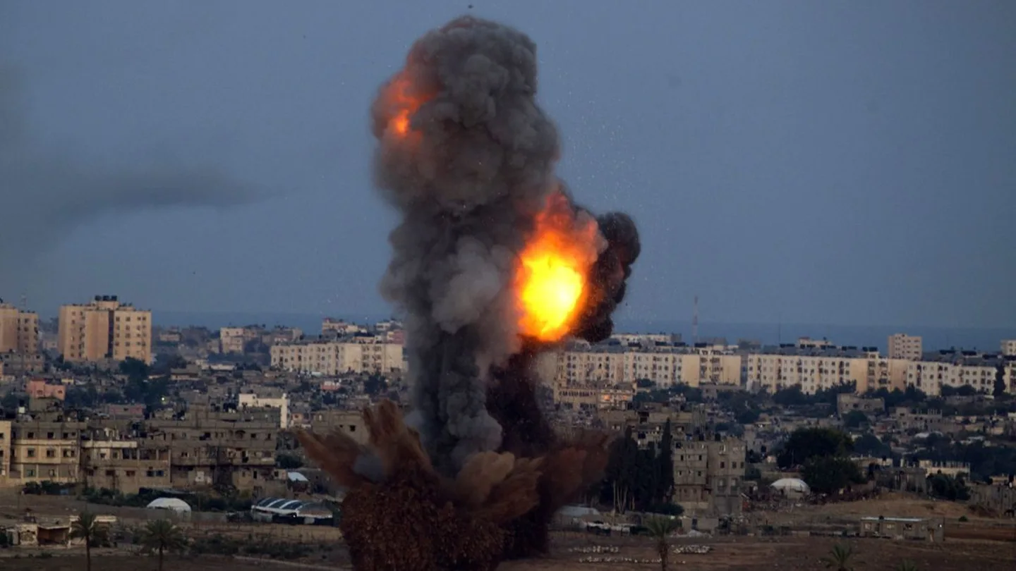 Instante de un ataque aéreo israelí sobre Gaza Instante de un ataque aéreo israelí sobre Gaza