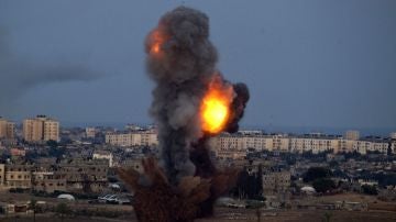 Instante de un ataque aéreo israelí sobre Gaza