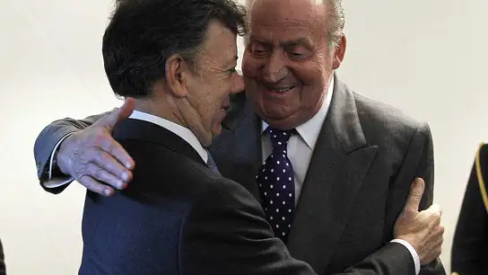 El rey bromea sobre su salud con Santos El rey bromea sobre su salud con Santos