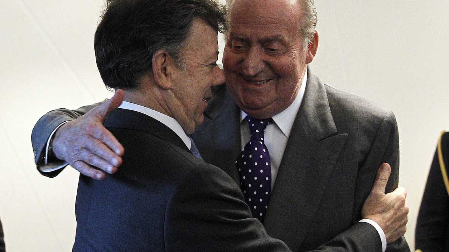 El rey bromea sobre su salud con Santos