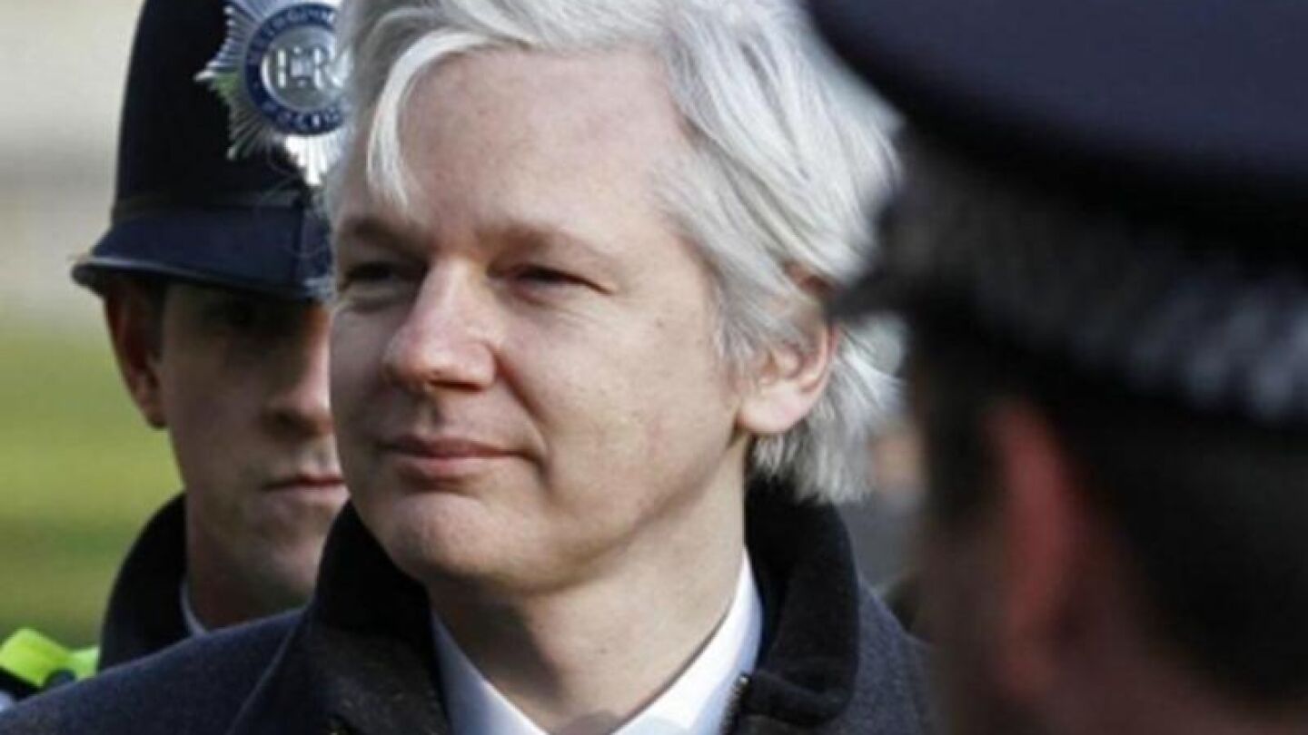 Assange con dos polic&iacute;as (Archivo)