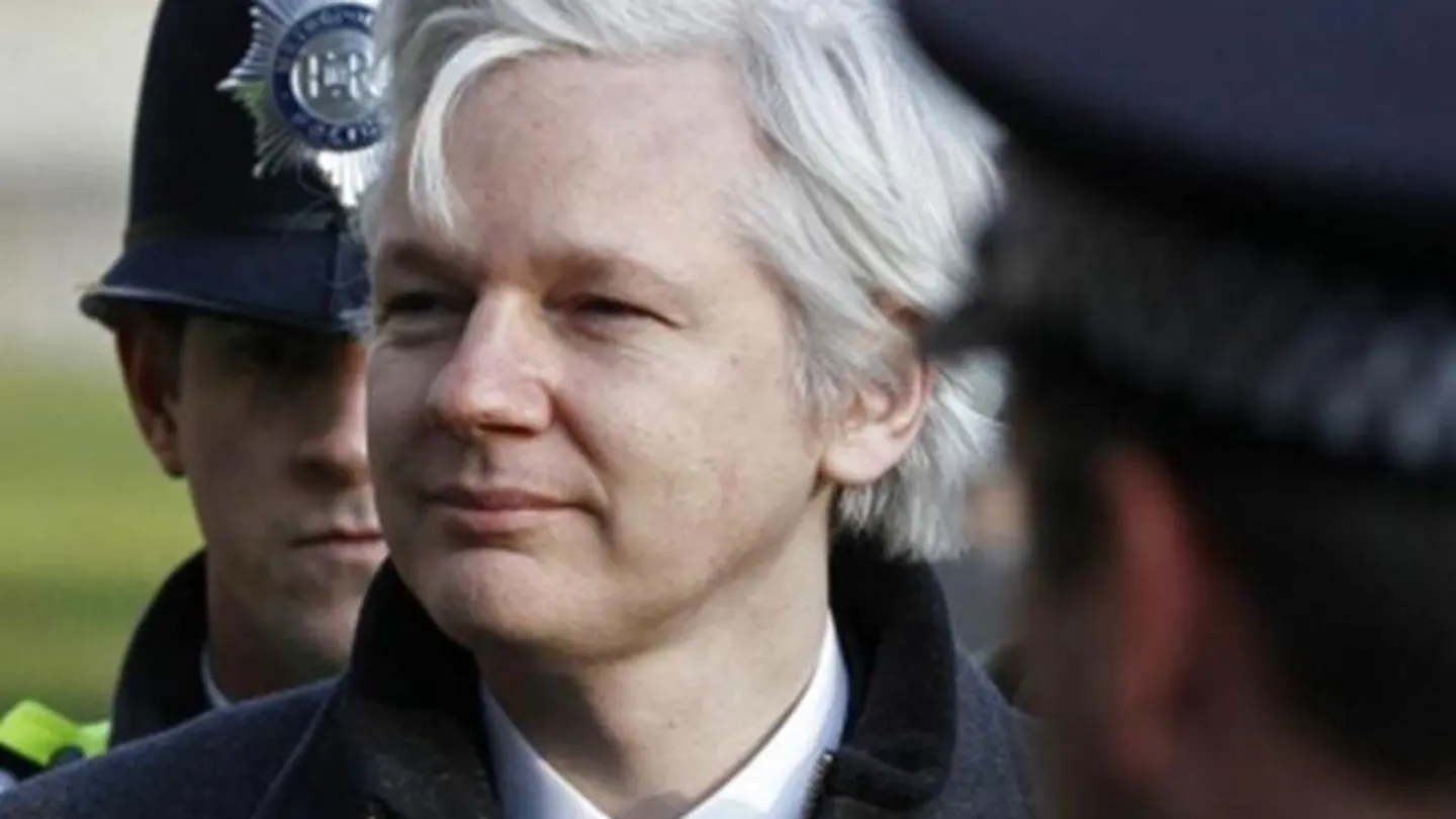 Assange con dos policías (Archivo) Assange con dos policías (Archivo)