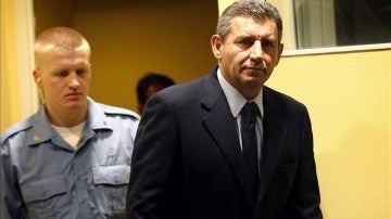 El general Ante Gotovina entra en la Sala del Tribunal Internacional para Yugoslavia