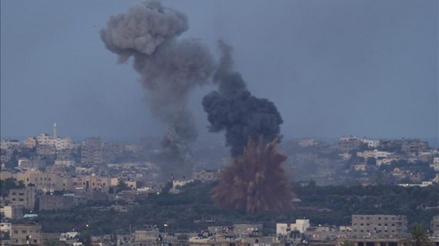Columnas de humo se elevan en la frontera de Gaza