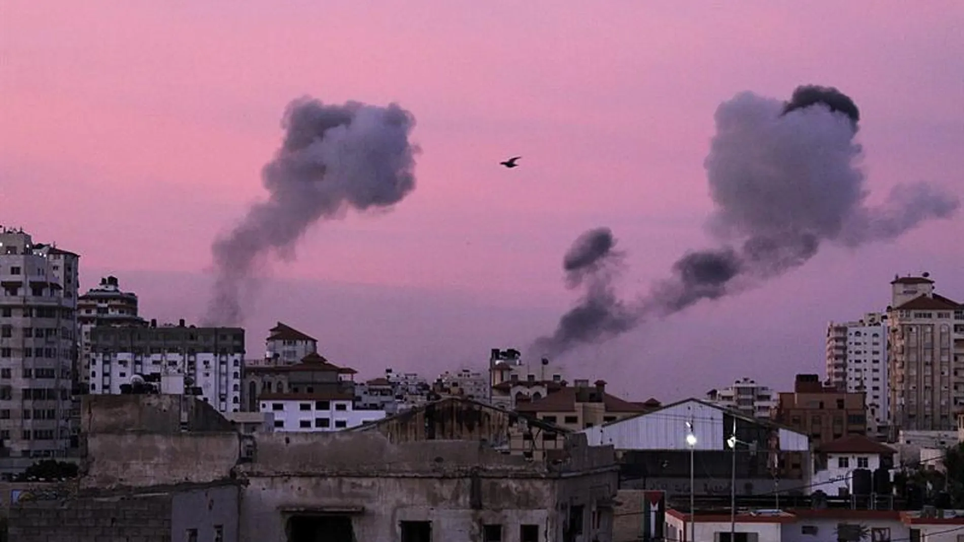 Columnas de humo se elevan en el centro de Gaza