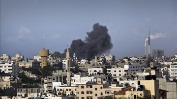 Una columna de humo en Gaza tras los bombardeos de Israel. 