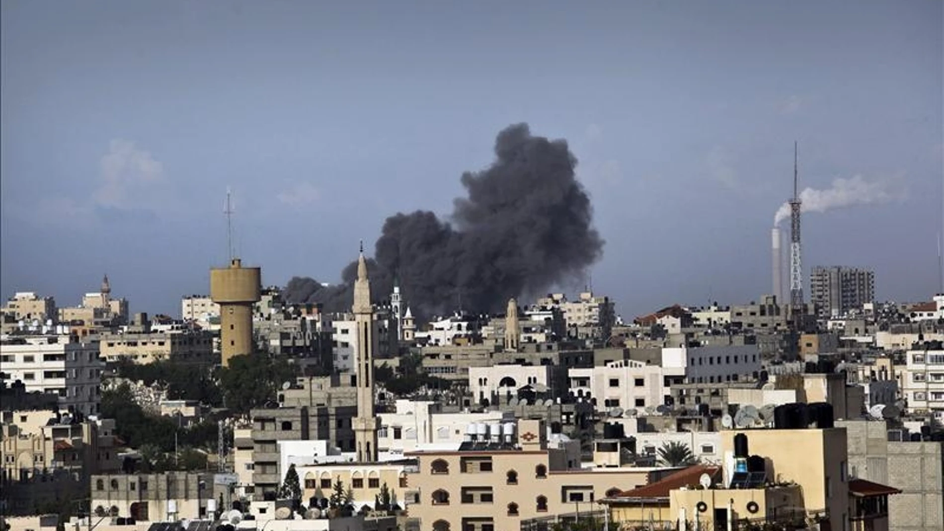 Una columna de humo en Gaza tras los bombardeos de Israel. 