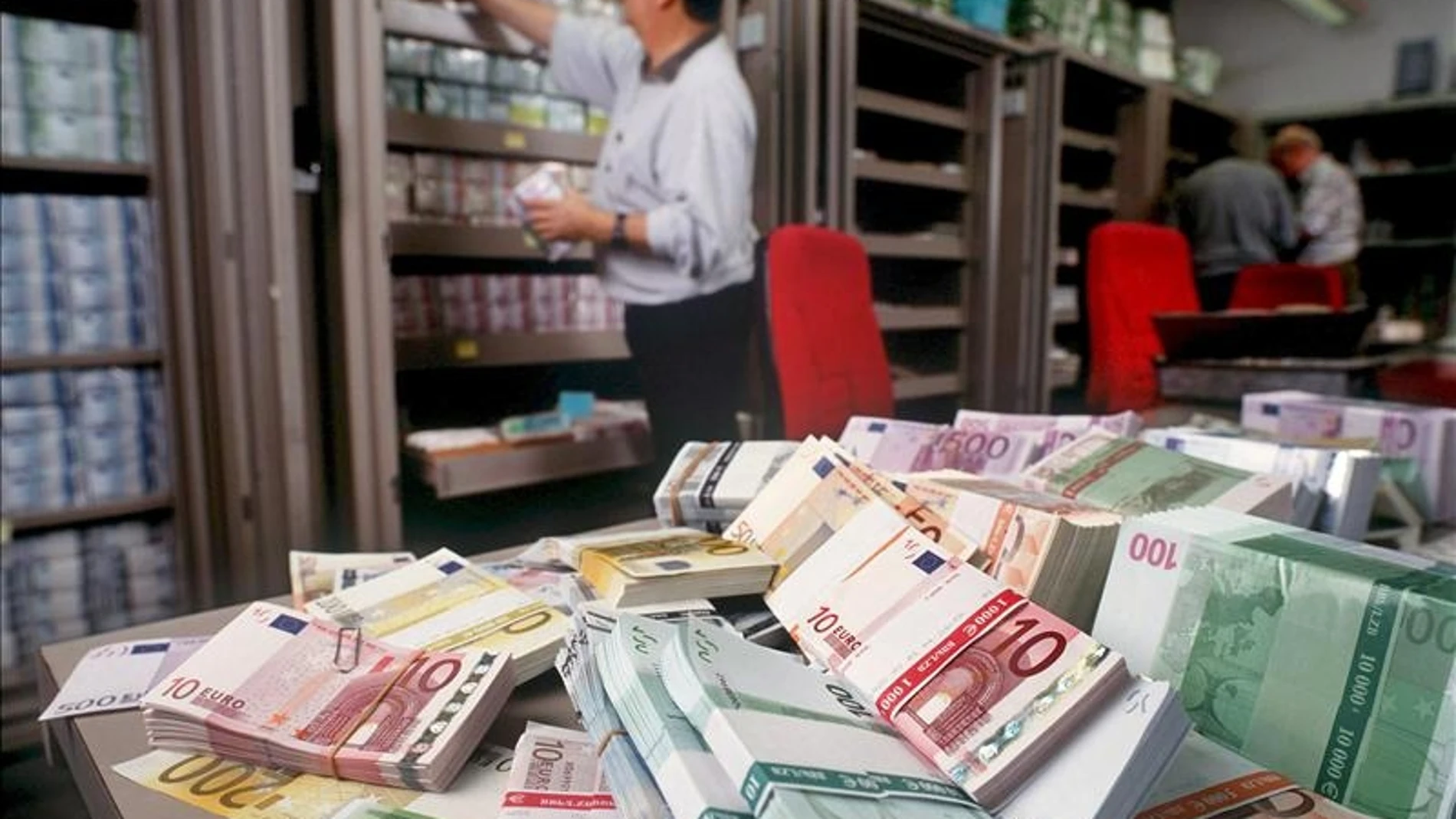 Billetes de euro en un banco.