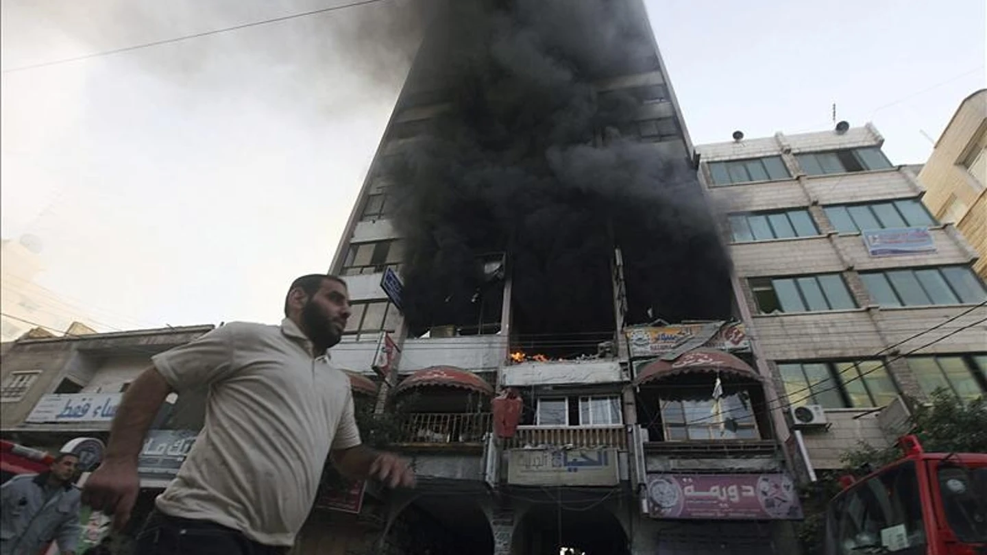 Una humareda se eleva de un edificio bombardeado por un ataque aéreo israelí en la Ciudad de Gaza. Una humareda se eleva de un edificio bombardeado por un ataque aéreo israelí en la Ciudad de Gaza.