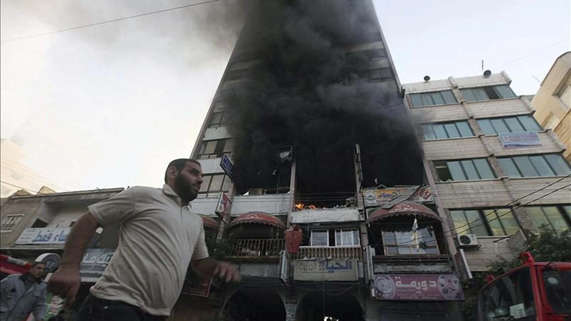 Una humareda se eleva de un edificio bombardeado por un ataque aéreo israelí en la Ciudad de Gaza.