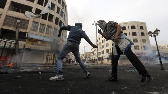 Jóvenes palestinos lanzan piedras a soldados israelíes Jóvenes palestinos lanzan piedras a soldados israelíes