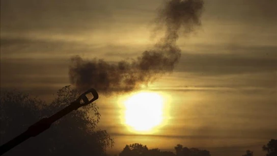 El humo sale del cañón de un obús después de disparar desde Yad Mordakhai cerca de la frontera de Israel contra la Franja de Gaza. El humo sale del cañón de un obús después de disparar desde Yad Mordakhai cerca de la frontera de Israel contra la Franja de Gaza.