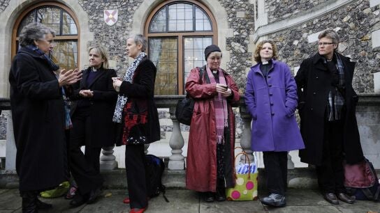 Pastoras anglicanas en la puerta de la sede de la su iglesia, en Londres