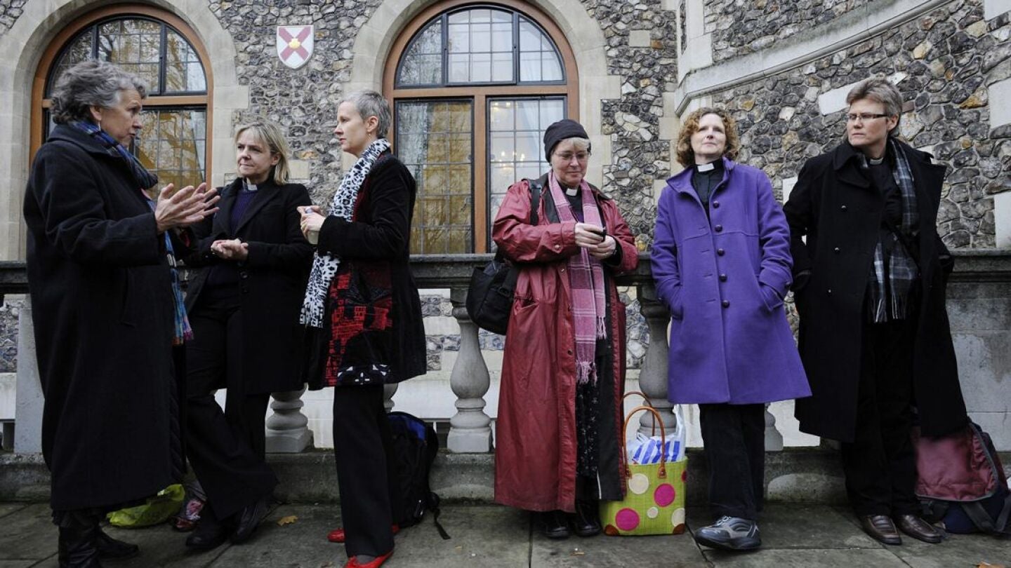 Pastoras anglicanas en la puerta de la sede de la su iglesia, en Londres