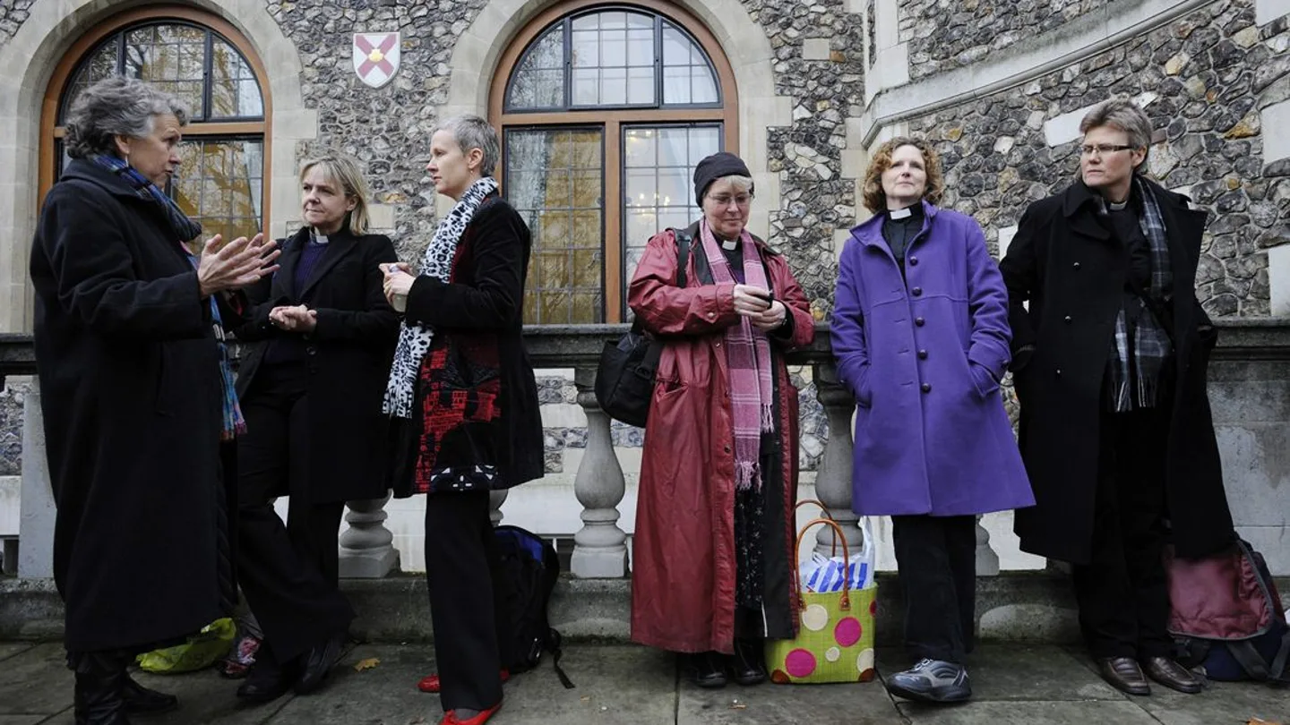 Pastoras anglicanas en la puerta de la sede de la su iglesia, en Londres Pastoras anglicanas en la puerta de la sede de la su iglesia, en Londres