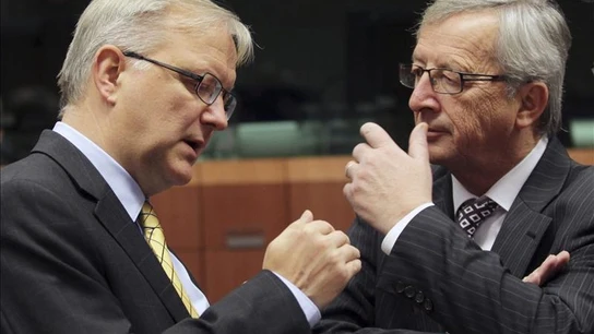 El presidente del Eurogrupo, Jean-Claude Juncker, conversa con el vicepresidente económico de la Comisión Europea, Olli Rehn. El presidente del Eurogrupo, Jean-Claude Juncker, conversa con el vicepresidente económico de la Comisión Europea, Olli Rehn.