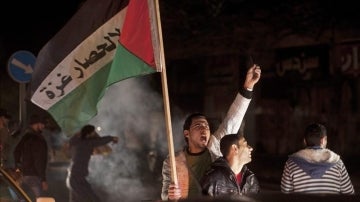 Palestinos celebran en Gaza la tregua acordada acordada con Israel. 
