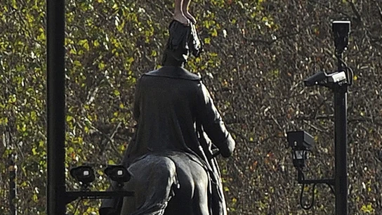 Un hombre desnudo se sube a la estatua del Duque de Cambridge en Whitehall. Un hombre desnudo se sube a la estatua del Duque de Cambridge en Whitehall.
