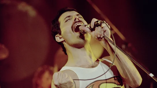 Freddie Mercury sobre el escenario Freddie Mercury sobre el escenario