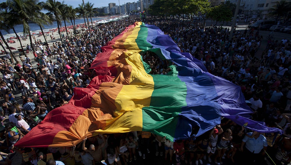 Miles de personas durante un desfile del Orgullo Gay. 