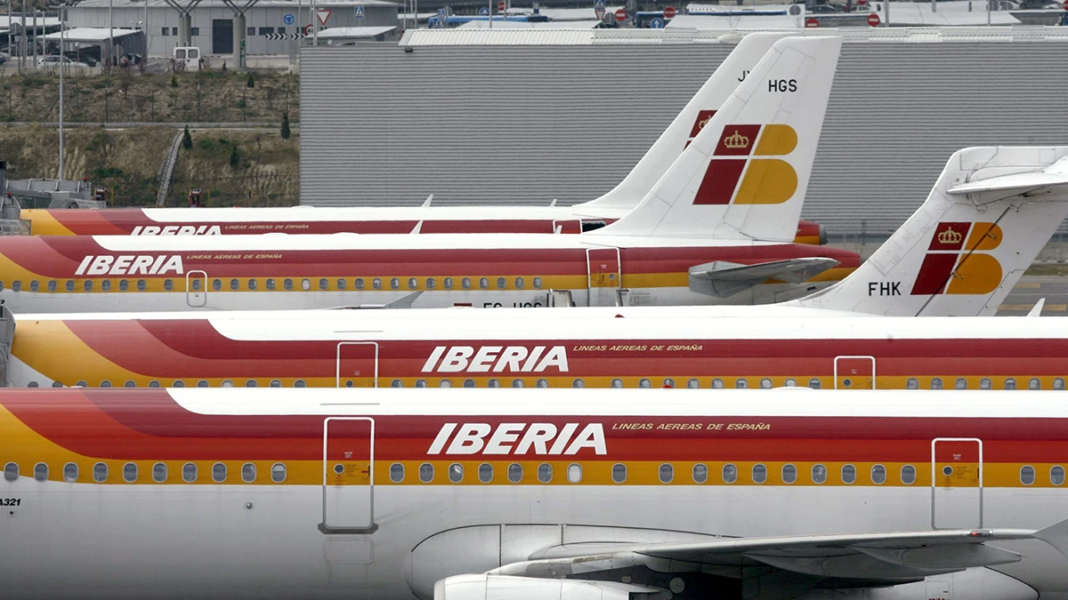 Varios aviones de la compañía Iberia en el aeropuerto de Barajas