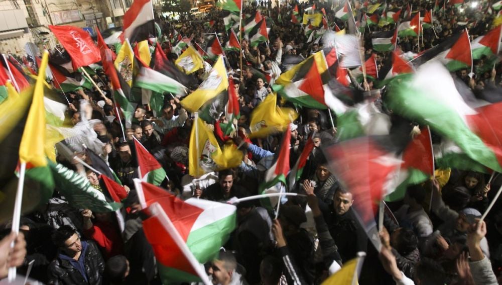 Un grupo de palestinos, de celebración con su bandera nacional