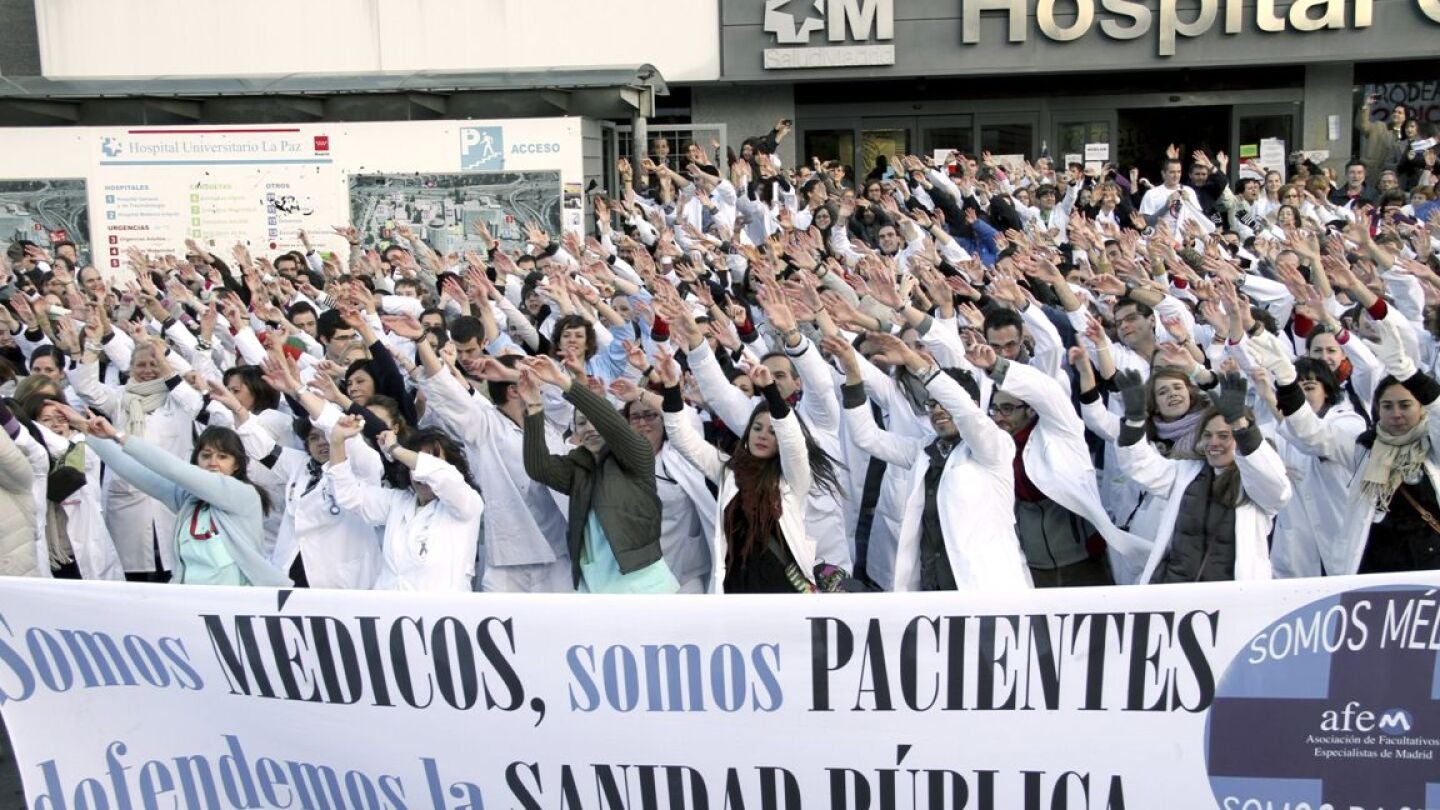 M&eacute;dicos protestan frente al hospital de La Paz.