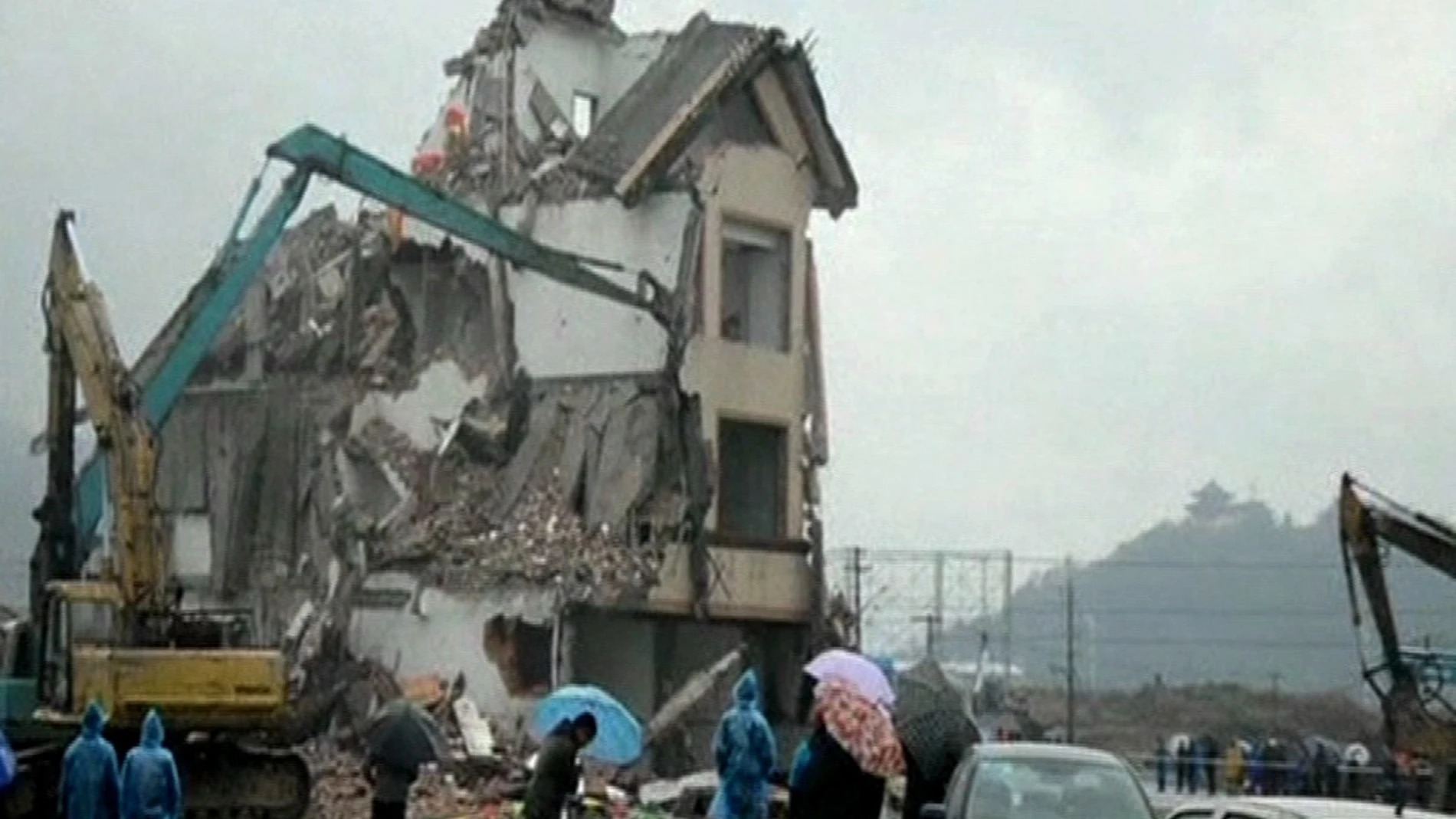 Derrumbe del edificio en mitad de una autopista china