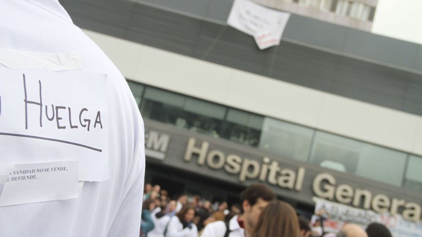Puertas de un hospital madrile&ntilde;o con trabajadores en huelga (Archivo)