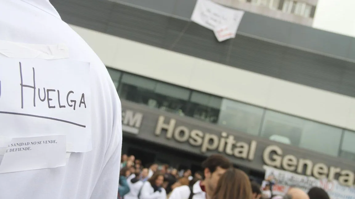 Puertas de un hospital madrileño con trabajadores en huelga (Archivo)