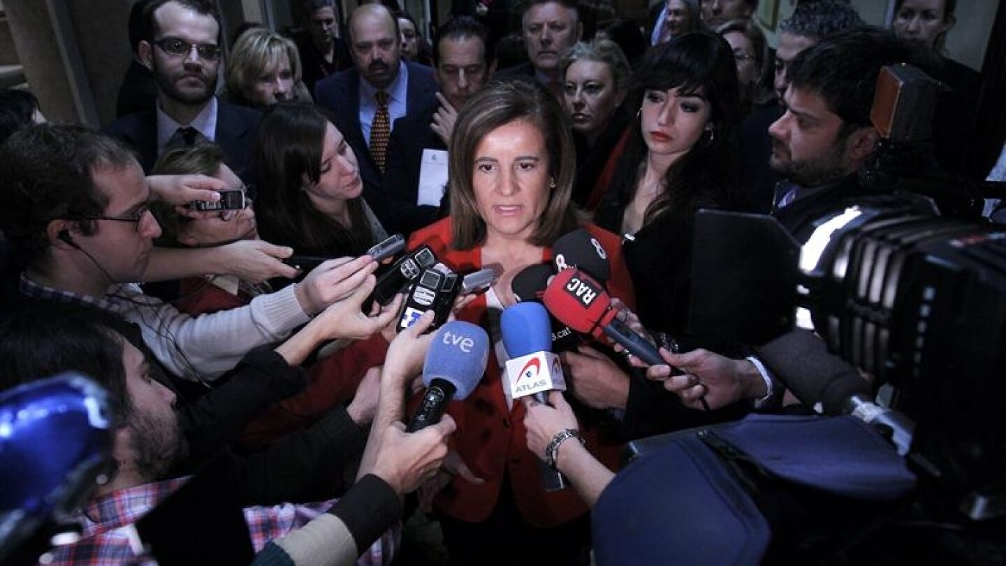 B&aacute;&ntilde;ez, rodeada de periodistas