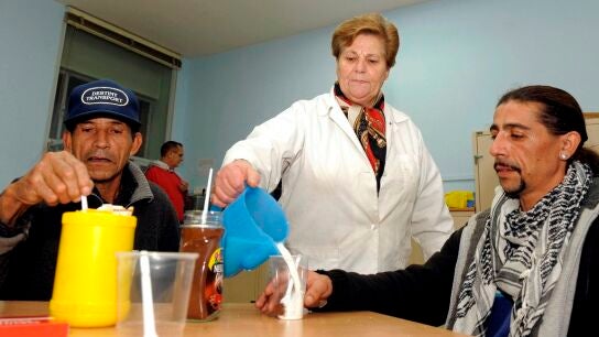Una voluntaria de C&aacute;ritas en un comedor.
