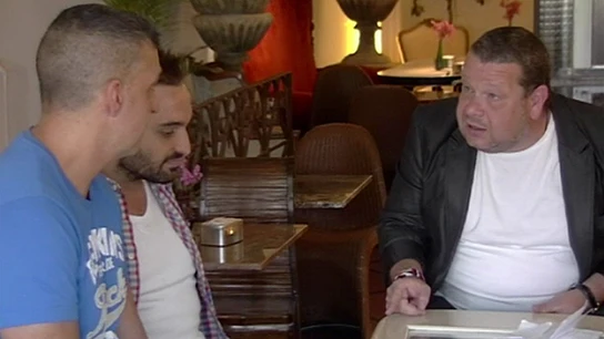 Chicote, junto a los dueños de 'La Reina del Arenal' Chicote, junto a los dueños de 'La Reina del Arenal'