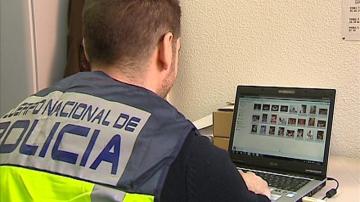 Un policía comprueba archivos de pornografía en un ordenador