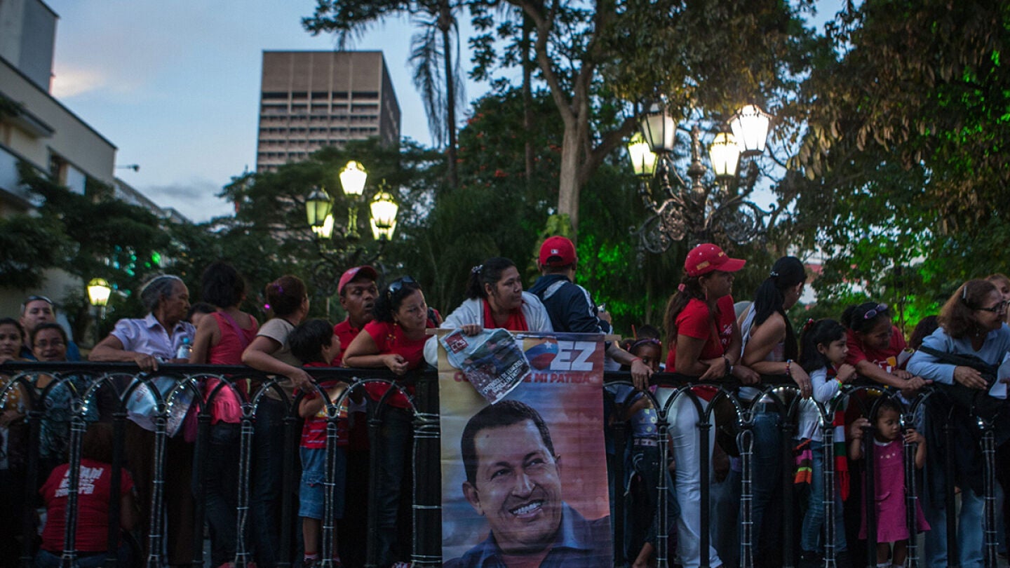 Seguidores del presidente venezolano, Hugo Ch&aacute;vez, en las calles de Caracas