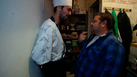 Chicote con uno de los cocineros de su próximo reto Chicote con uno de los cocineros de su próximo reto