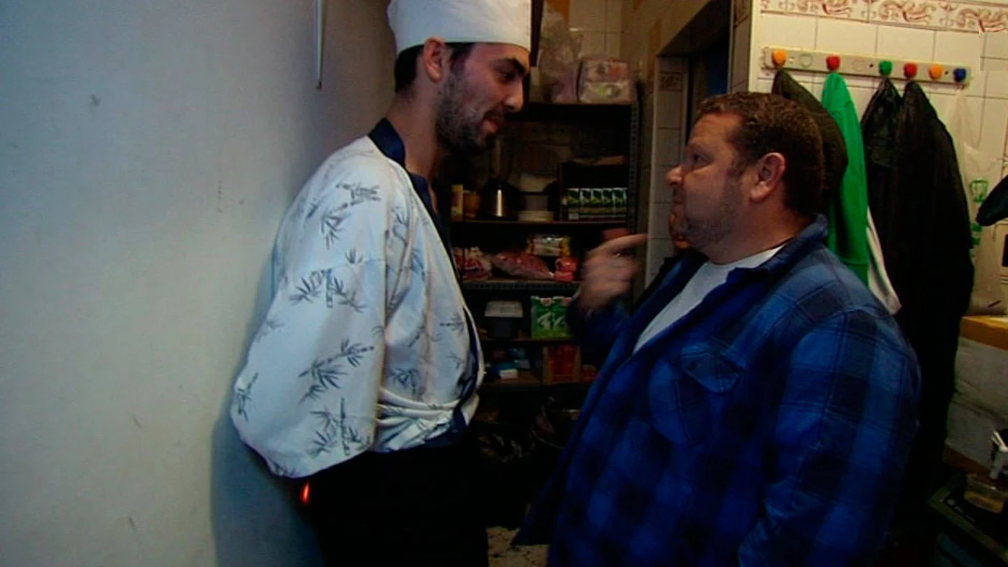 Chicote con uno de los cocineros de su próximo reto Chicote con uno de los cocineros de su próximo reto