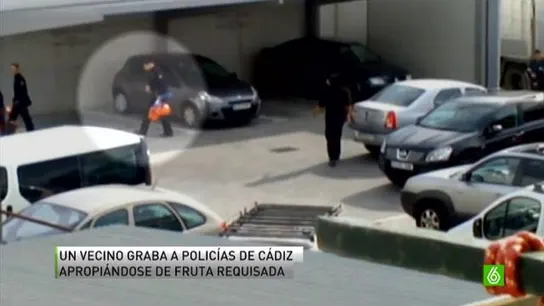 Policías se apropian de fruta requisada Policías se apropian de fruta requisada