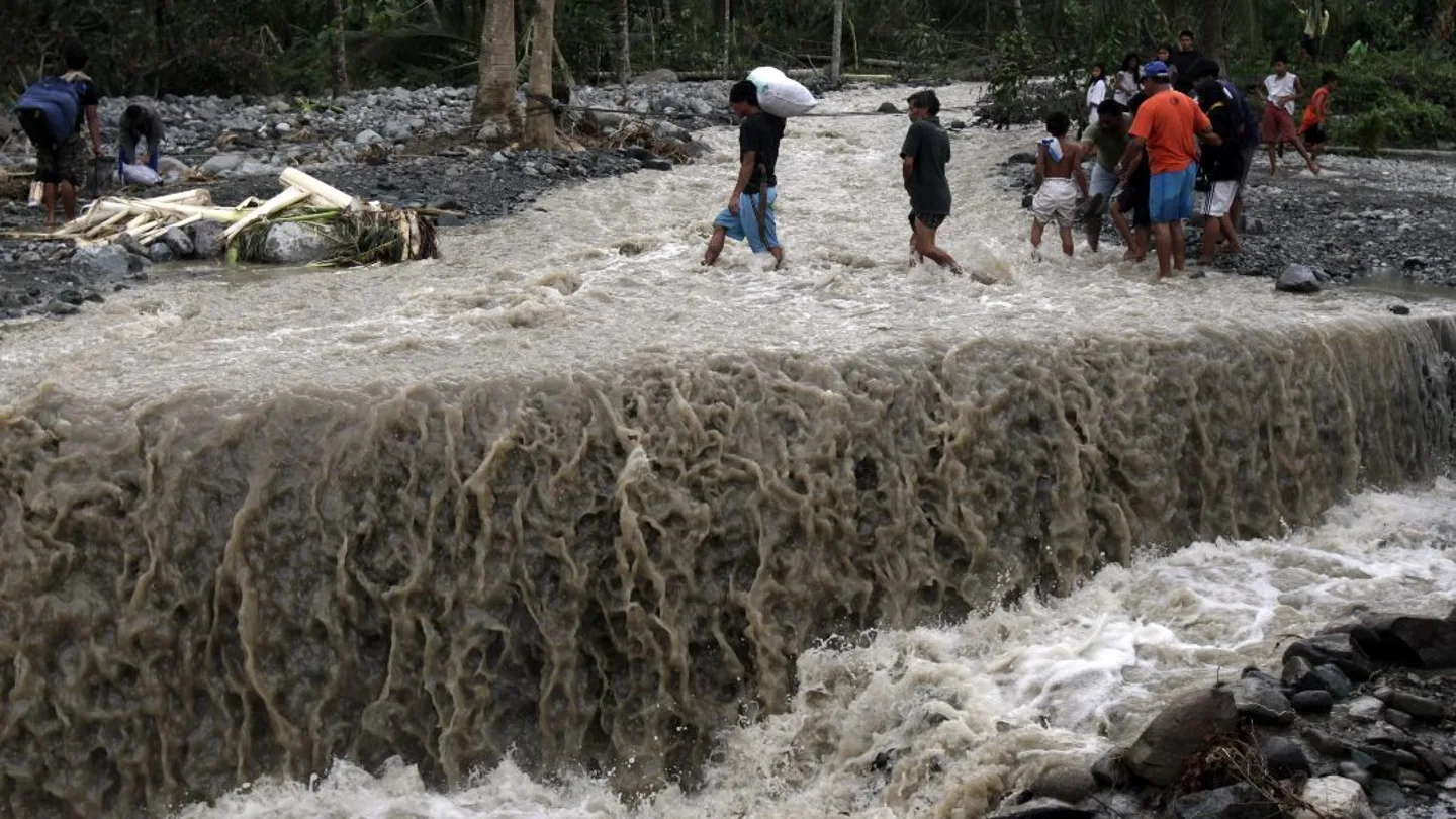 Filipinos cruzan una carretera tras el paso del tifón Filipinos cruzan una carretera tras el paso del tifón