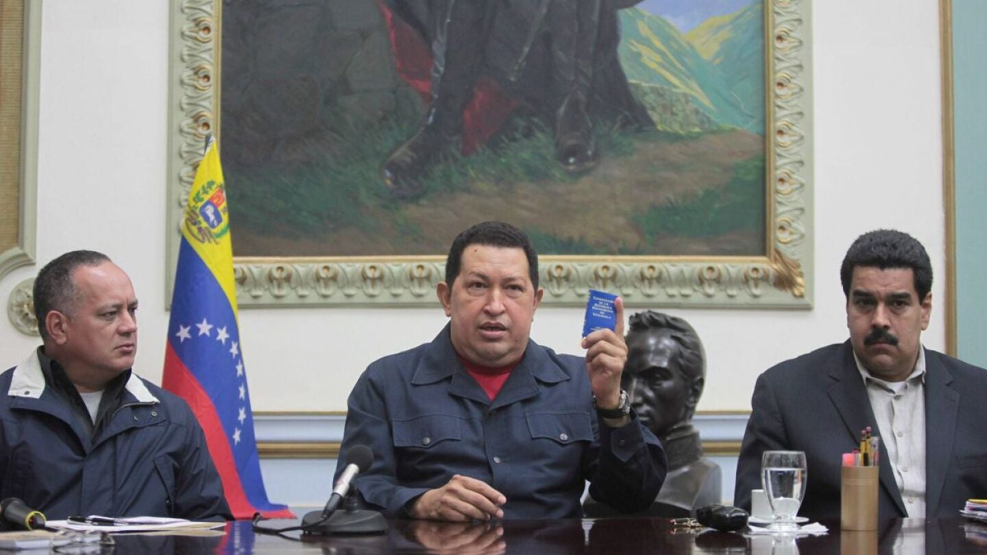Hugo Ch&aacute;vez antes de ser intervenido, junto a Nicol&aacute;s Maduro